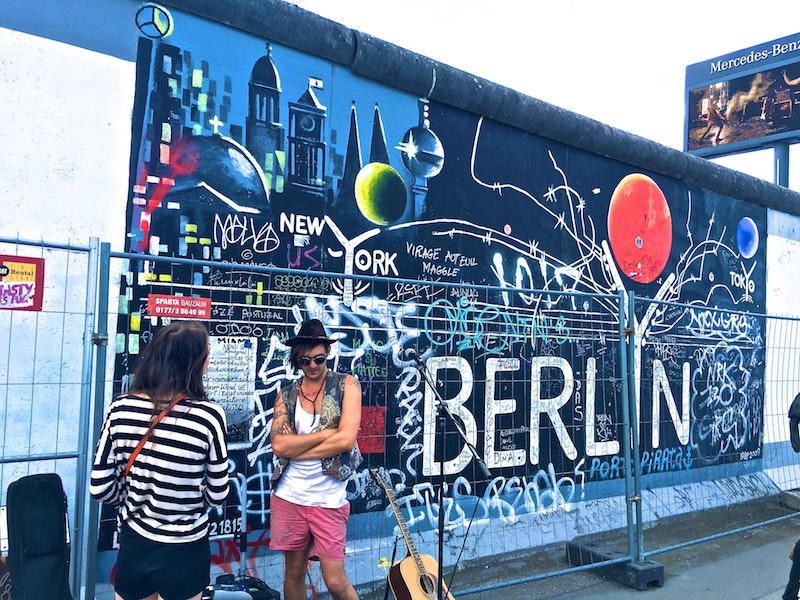 globedge-travel-berlin-wall-painted-art