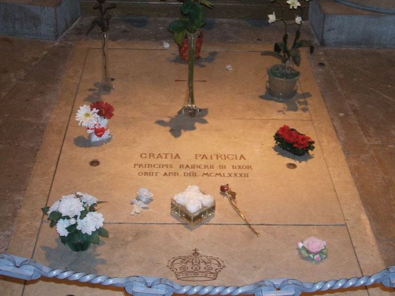 globedge-travel-monaco-grace-kelly-grave-flowers-3