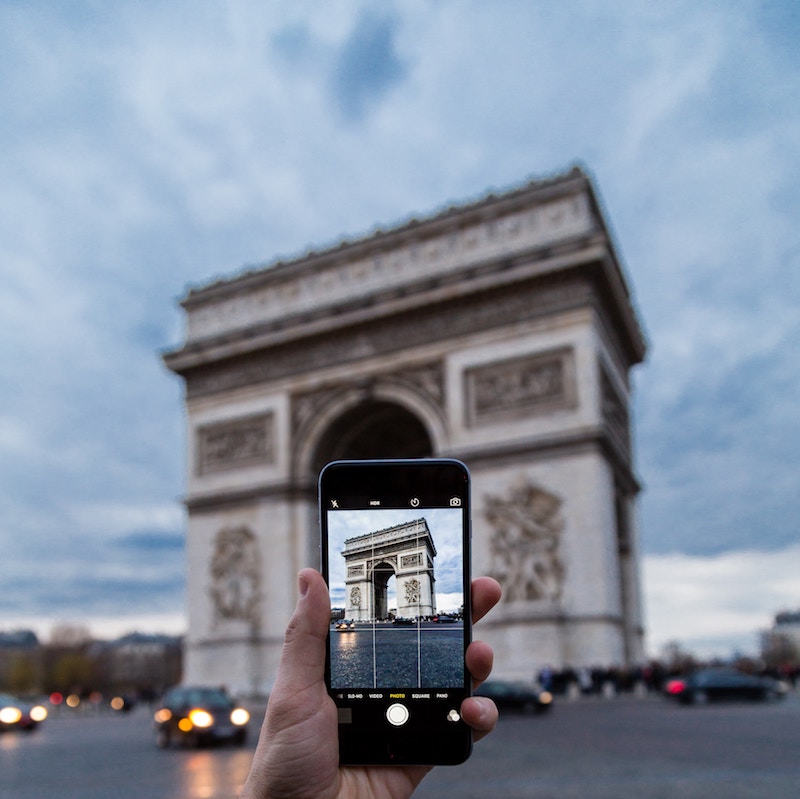 globedge-travel-paris-arc-de-triomphe-taking-photo