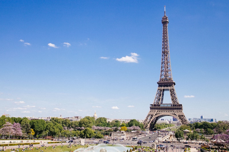 globedge-travel-paris-eiffel-tower-sunny-day