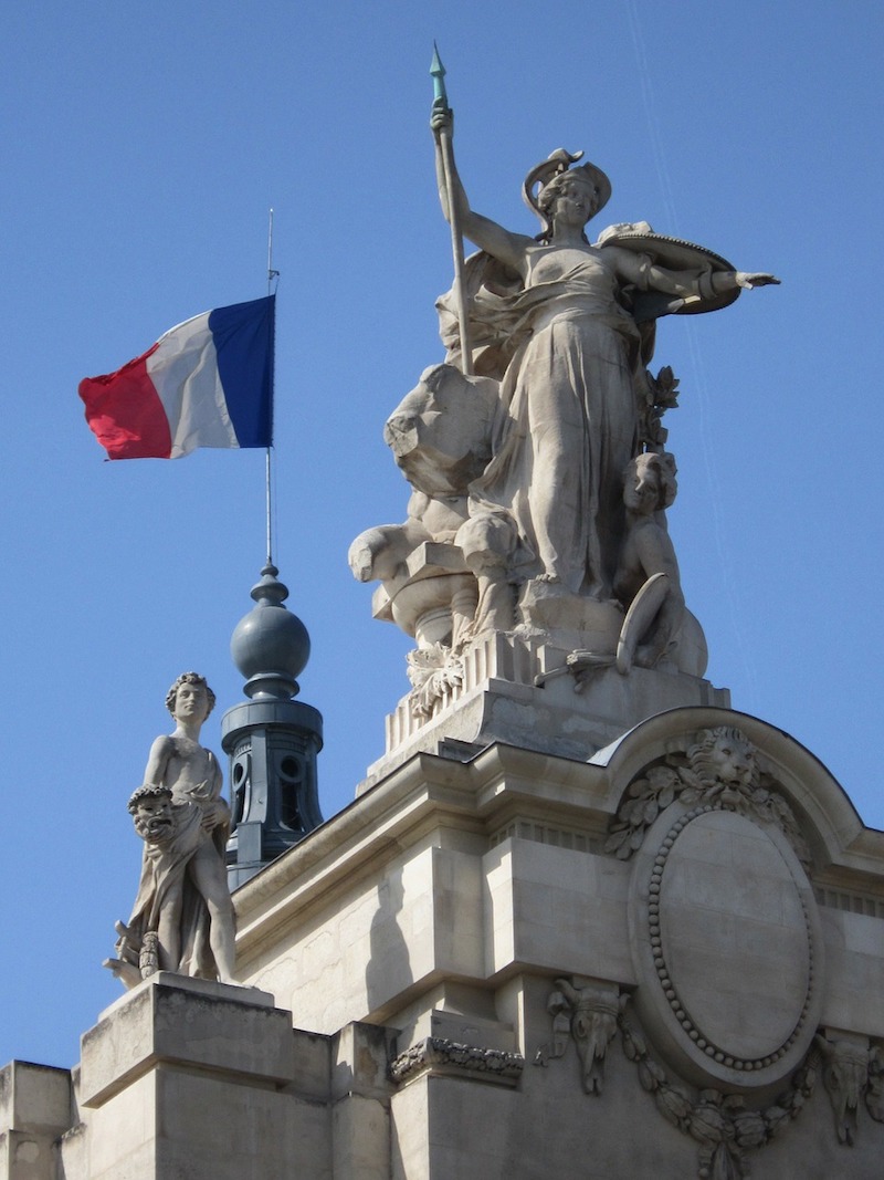 globedge-travel-paris-grand-palais-flag