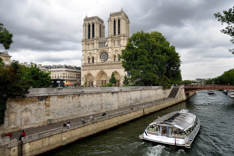 globedge-travel-paris-notre-dame-seine