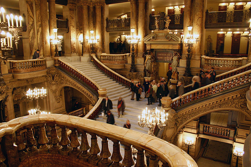 globedge-travel-paris-palais-garnier-staircase