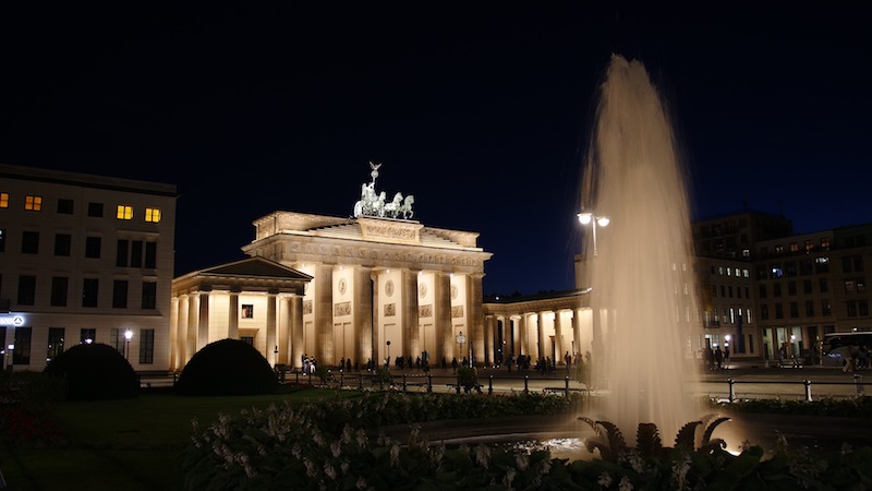 globedge-travel-berlin-brandenburg-gate-night-fountain