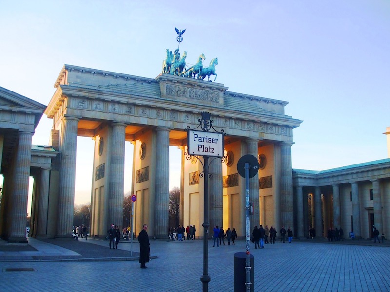 globedge-travel-berlin-brandenburg-gate-pariser-platz