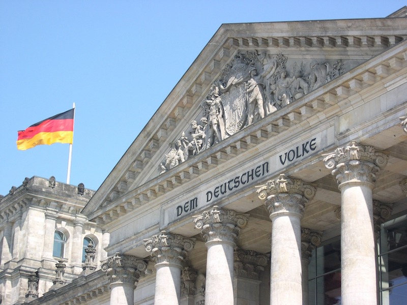 globedge-travel-berlin-reichstag-flag