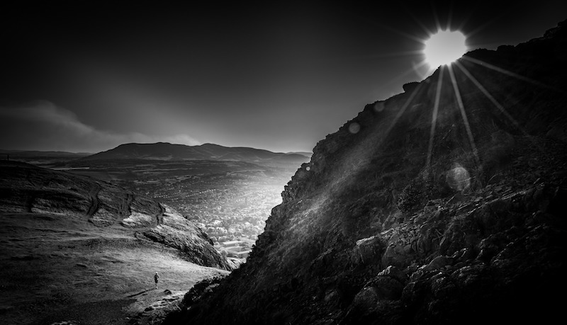 globedge-travel-edinburgh-arthurs-seat-black-white