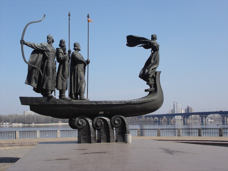 globedge-travel-kiev-statues