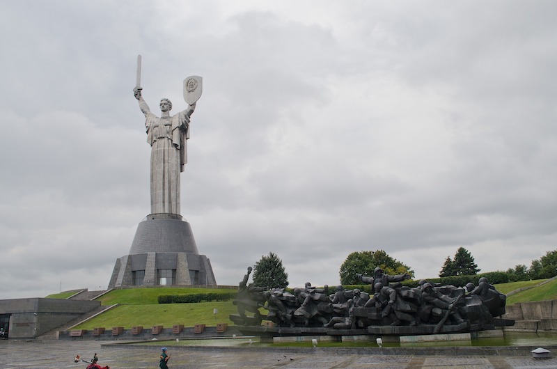 globedge-travel-kyiv-rodina-mat-statue
