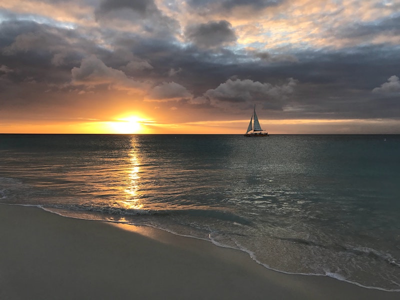 globedge-travel-aruba-eagle-beach-sunset-sailing