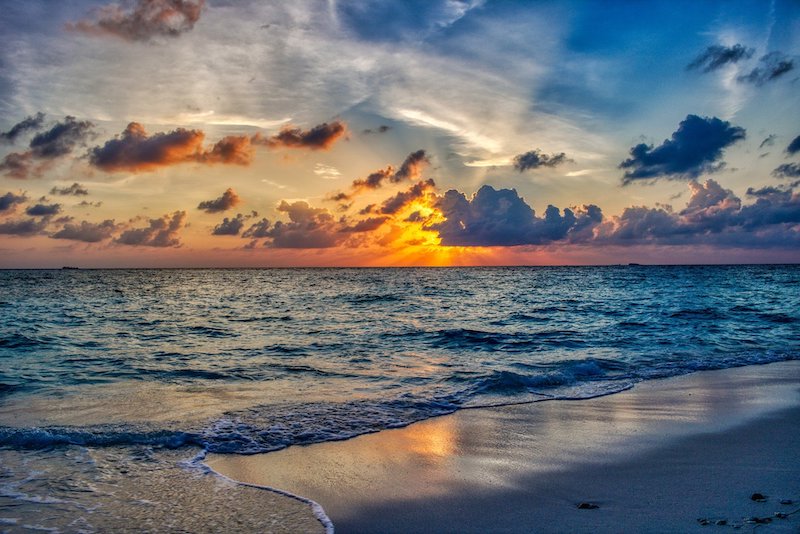 globedge-travel-maldives-beach-sunset