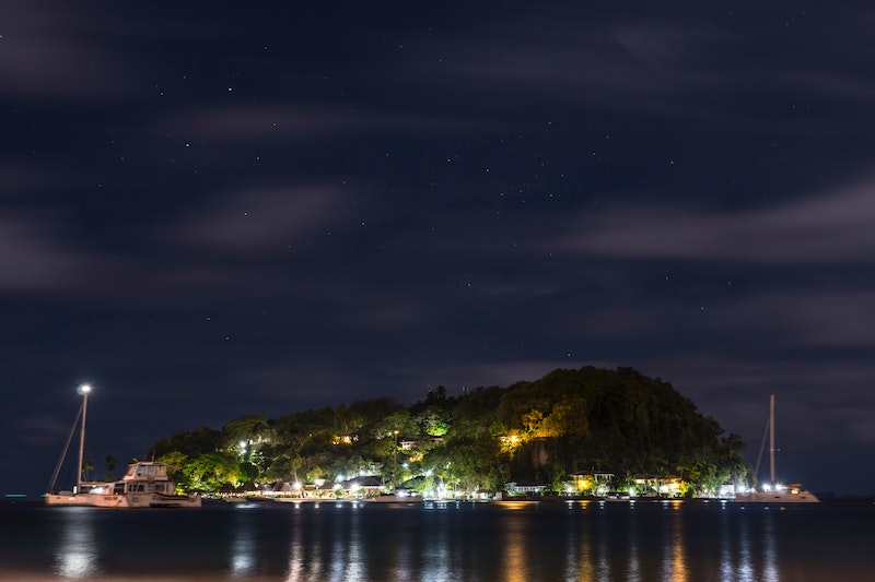 globedge-travel-saint-vincent-grenadines-yachts-harbour-night