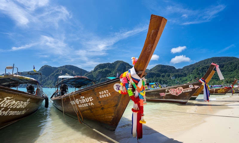 globedge-travel-thailand-koh-phi-phi-beach-boats